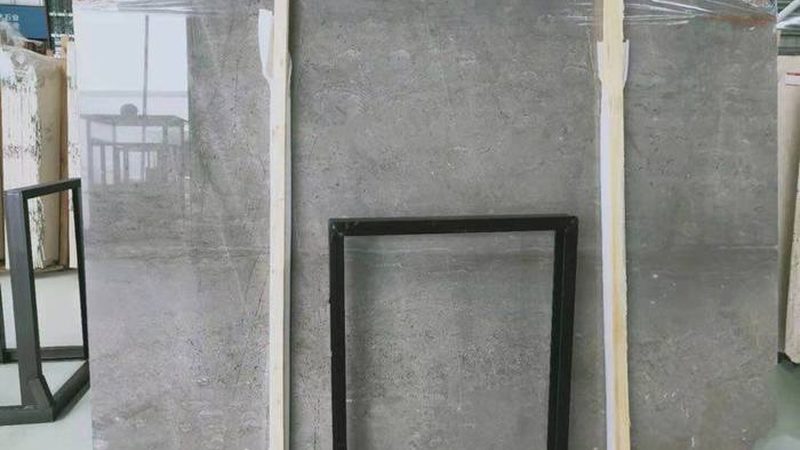 岩板台面渗色主要是由以下原因造成的：